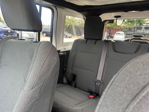 Used 2025 Jeep Wrangler Sahara image 38
