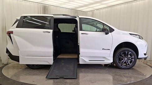 Used 2025 Toyota Sienna XSE image 9