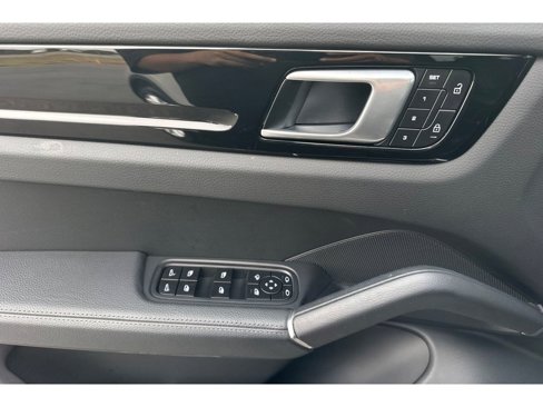 Used 2022 Porsche Cayenne image 11