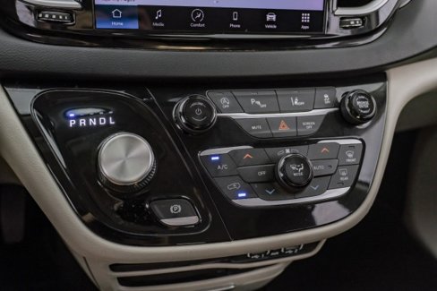 Used 2022 Chrysler Pacifica Touring-L image 21