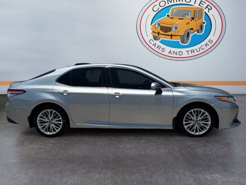 Used 2018 Toyota Camry XLE image 6
