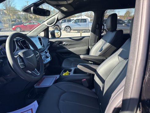 New 2025 Chrysler Voyager LX image 13