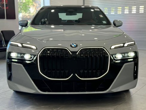 Used 2024 BMW 760i xDrive w/ Premium Package 2 image 3