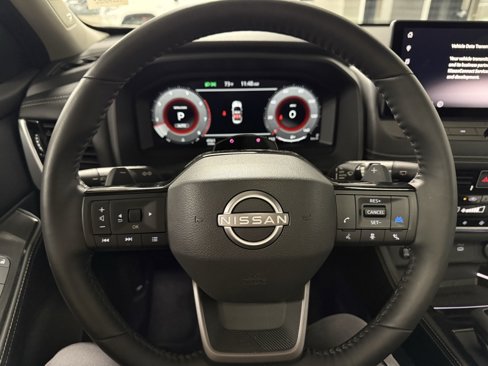 Used 2025 Nissan Rogue Platinum w/ Tech Package image 11