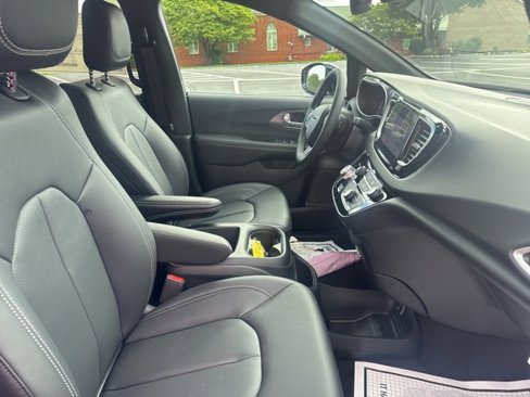 New 2025 Chrysler Voyager LX image 9