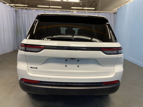 Used 2024 Jeep Grand Cherokee Altitude image 5
