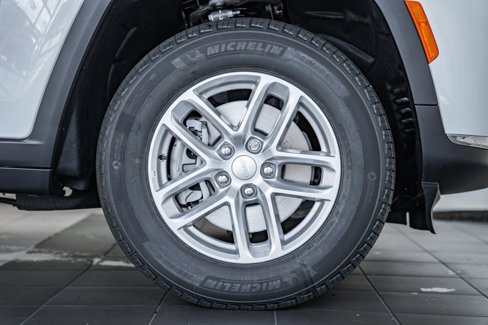 New 2025 Jeep Grand Cherokee L Laredo w/ Luxury Tech Group I image 17