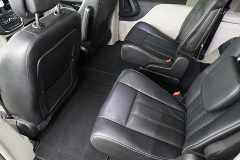 Used 2015 Chrysler Town & Country Touring-L w/ Driver Convenience Group image 36