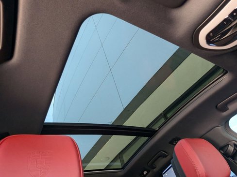 Certified 2025 Porsche Macan image 27