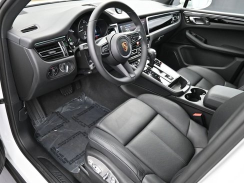 Certified 2025 Porsche Macan image 4