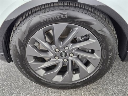 Certified 2024 Land Rover Discovery Dynamic SE image 9