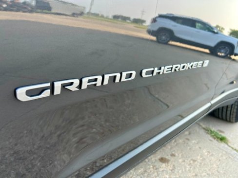 Used 2024 Jeep Grand Cherokee Limited image 10
