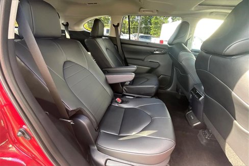 Used 2025 Toyota Highlander XLE image 27