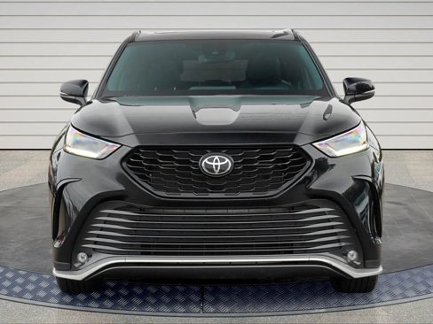 Used 2024 Toyota Highlander FWD image 2