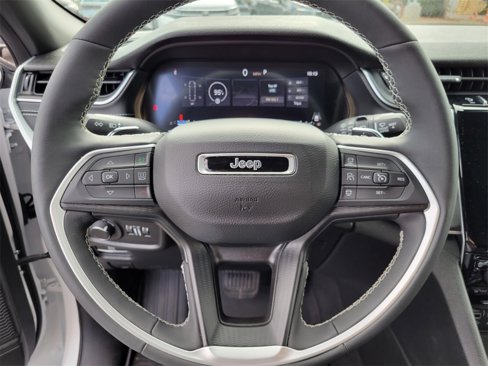 Used 2024 Jeep Grand Cherokee Altitude image 17