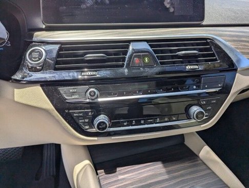 Used 2023 BMW 530e w/ Convenience Package image 22