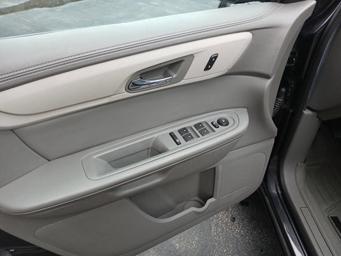Used 2016 Chevrolet Traverse LT w/ Style and Technology Package image 3