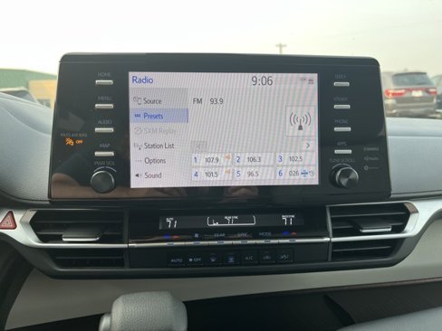 Used 2024 Toyota Sienna LE image 39