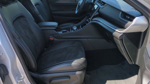 Used 2024 Jeep Grand Cherokee Altitude image 23