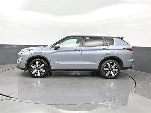 New 2025 Mitsubishi Outlander SE image 2