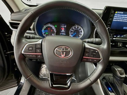 Used 2021 Toyota Highlander LE image 11