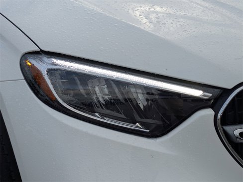 Used 2025 Mercedes-Benz GLC 300 4MATIC image 9
