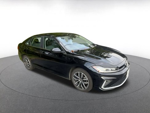Used 2025 Volkswagen Jetta SE image 3