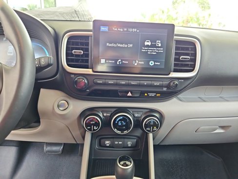 Used 2024 Hyundai Venue SEL image 16
