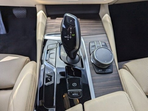 Used 2023 BMW 530e w/ Convenience Package image 21