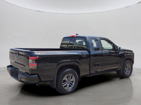 Used 2025 Nissan Frontier SV image 3