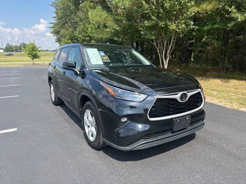 Certified 2023 Toyota Highlander LE image 1