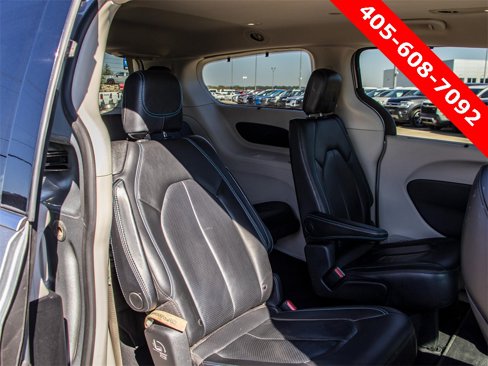 Used 2021 Chrysler Pacifica Touring-L image 13