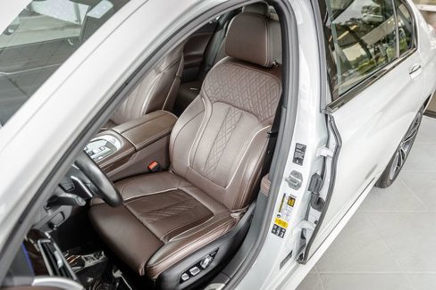 Used 2021 BMW 740i xDrive w/ M Sport Package image 38