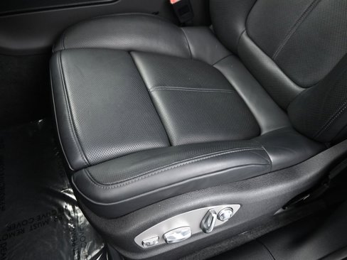 Certified 2025 Porsche Macan image 22