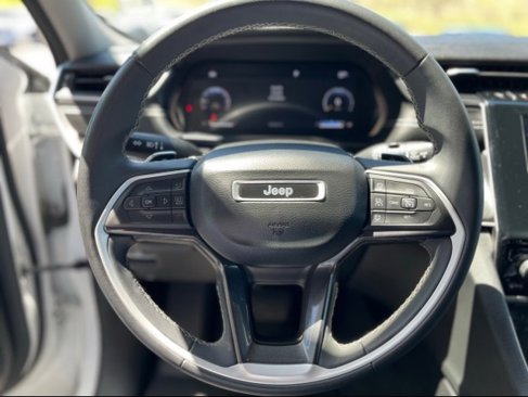Used 2023 Jeep Grand Cherokee Laredo image 13