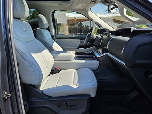 New 2025 Ford Expedition Platinum image 16