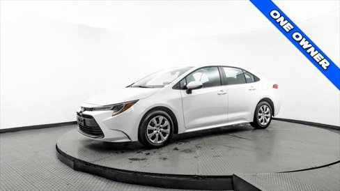 Used 2025 Toyota Corolla LE image 2