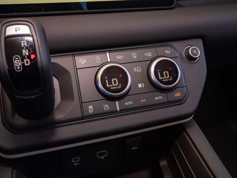 New 2024 Land Rover Defender 110 S image 28