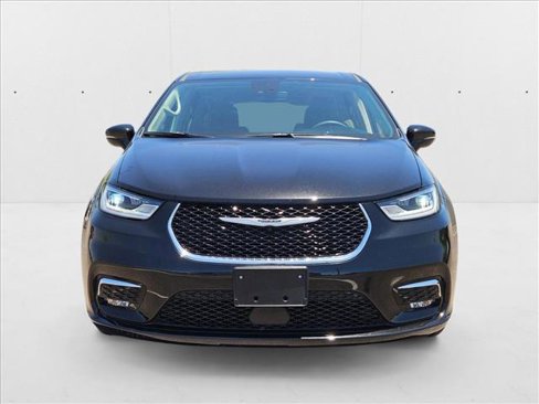 Used 2024 Chrysler Pacifica Touring-L image 2