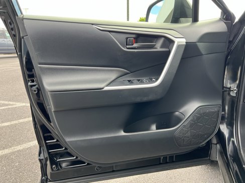 Used 2020 Toyota RAV4 LE w/ Carpet Mat Package image 10