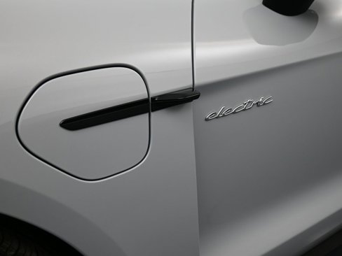 New 2025 Porsche Taycan image 21