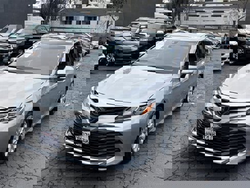 Used 2018 Toyota Camry LE image 5