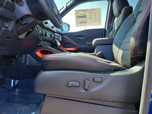 Used 2025 Nissan Frontier PRO-4X image 16