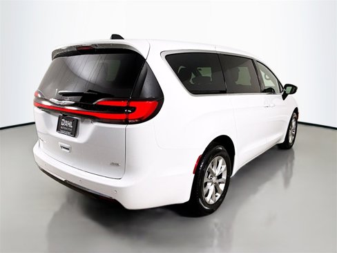 New 2026 Chrysler Pacifica Select image 8