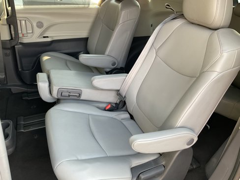 Used 2024 Toyota Sienna XLE image 32