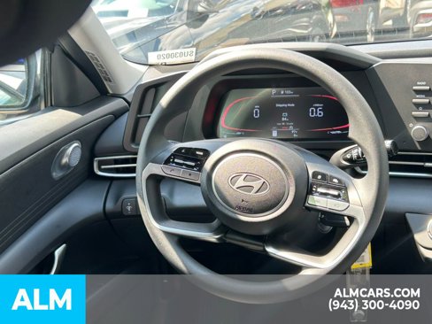Used 2025 Hyundai Elantra SE image 32