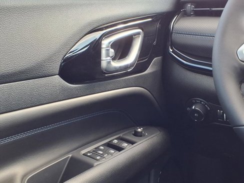 New 2026 Jeep Compass Latitude image 13