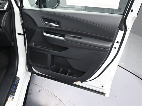 New 2025 Toyota Sienna Platinum image 11