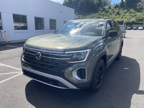 New 2025 Volkswagen Atlas Peak Edition SE image 3
