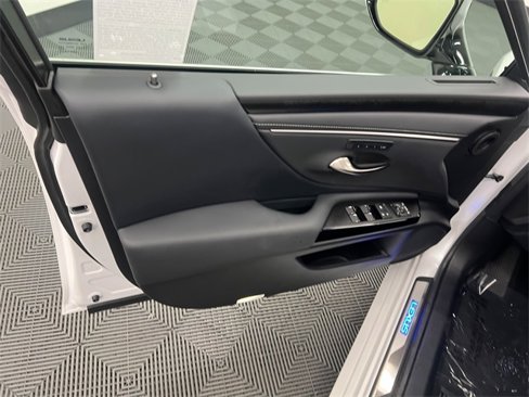 Certified 2025 Lexus ES 300h w/ Premium Package image 10